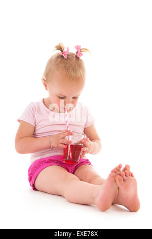 Porträt Kleinkind Mädchen trinken Limonade isoliert auf weißem Hintergrund Stockfoto