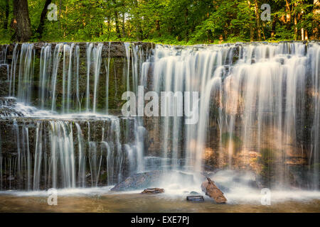 Versteckte fällt auf Prairie Creek in Nerstrand Big Woods State Park, Minnesota. Stockfoto