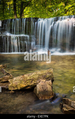 Versteckte fällt auf Prairie Creek in Nerstrand Big Woods State Park, Minnesota. Stockfoto