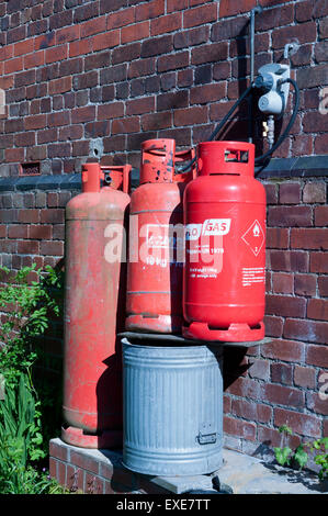 Gasflaschen auf einen Mülleimer, ausgeglichen Stockfoto