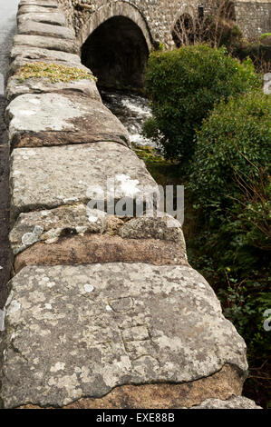 Als ein 12 Jahre alter Junge zerkratzt David Lloyd George seine Initialen auf einen Stein auf der Brüstung der Brücke bei Llanystymdwy Stockfoto