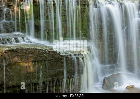 Versteckte fällt auf Prairie Creek in Nerstrand Big Woods State Park, Minnesota. Stockfoto