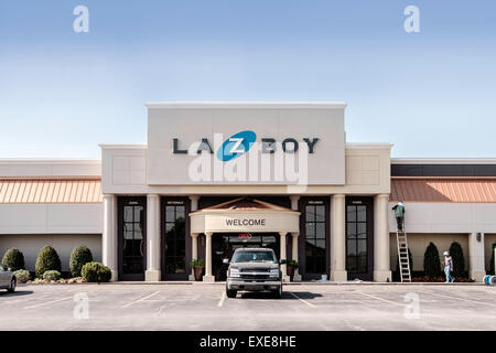Ein La-Z-Boy-Shop bekommt ein neues lackiert Exterieur, Oklahoma City, Oklahoma, USA. Stockfoto