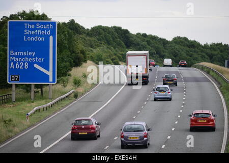 Fahrzeuge fahren auf der Autobahn M1, Barnsley, South Yorkshire, UK. Bild: Scott Bairstow/Alamy Stockfoto