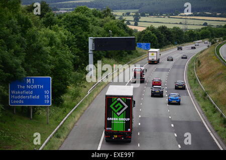 Fahrzeuge fahren auf der Autobahn M1, Barnsley, South Yorkshire, UK. Bild: Scott Bairstow/Alamy Stockfoto