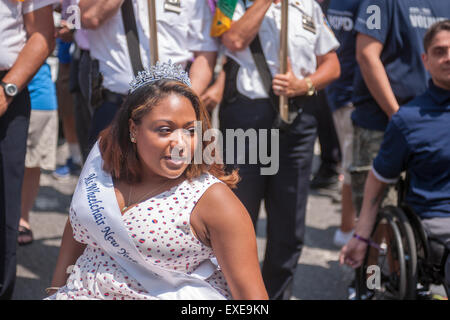 New York, USA. 12. Juli 2015. Frau Rollstuhl New York Andrea Dalzell bereitet sich auf Broadway in New York für die erste jährliche Disability Pride Parade am Sonntag, 12. Juli 2015 März feiert den 25. Jahrestag der Unterzeichnung des Americans With Disabilities Act (ADA).  Die ADA gewährleistet Barrierefreiheit für Behinderte und entfernt Hindernisse für die Beschäftigung, Transport, öffentlichen Einrichtungen, Dienstleistungen und Telekommunikation. Bildnachweis: Richard Levine/Alamy Live-Nachrichten Stockfoto