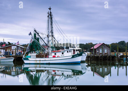 Krabbenkutter auf Shem Creek in Mount Pleasant, South Carolina Stockfoto