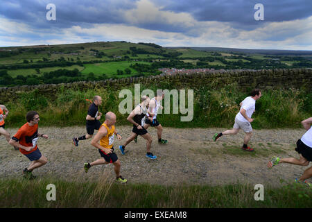 Läufer, die Teilnahme an der Thurlstone Chase in der Nähe von Penistone, Barnsley, South Yorkshire, Großbritannien. Bild: Scott Bairstow/Alamy Stockfoto