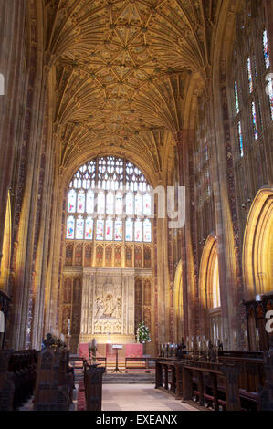 Das prächtige mittelalterliche innere Sherborne Abbey mit Blick auf den Hochaltar und die großen Ostfenster. Dorset, England. Stockfoto