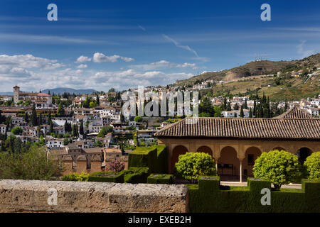 Sankt-Nikolaus-Kirche mit Aussichtsturm und Kirche des Erlösers in Albaicin von Alhambra Machuca Hof Stockfoto