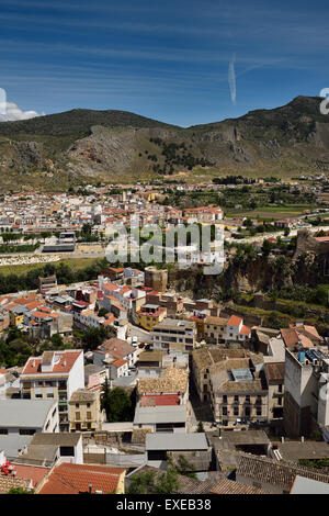 Blick auf moderne Kino und alten Alcazaba Mauer und Turm in Loja Granada Spanien Stockfoto