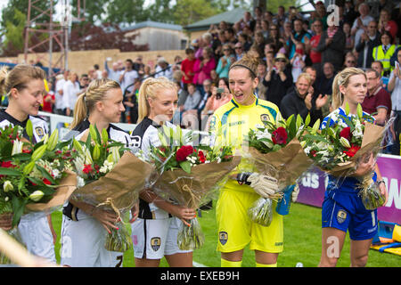 Hetton Centre, Sunderland, UK. 12. Juli 2015. Die FA Super League Frauenfußball, Sunderland gegen Notts County Damen. Ellen White Laura Bassett, Alex Greenwood, Siobhan Chamberlain und Carly Telford erhalten Blumen vor dem Start des Spiels gegen Sunderland Ladies als NCL FC Vertreter aus England World Cup Team. © Aktion Plus Sport/Alamy Live-Nachrichten Stockfoto