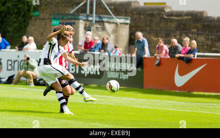 Hetton Centre, Sunderland, UK. 12. Juli 2015. Die FA Super League Frauenfußball, Sunderland gegen Notts County Damen. Jess Clarke feuert nach Hause Notts County Damen Equalizer vorbei an Sunderland Ladies FC Keeper Hilde Gunn Olsen. © Aktion Plus Sport/Alamy Live-Nachrichten Stockfoto