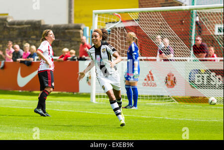 Hetton Centre, Sunderland, UK. 12. Juli 2015. Die FA Super League Frauenfußball, Sunderland gegen Notts County Damen. Jess Clarke feiert den Notts County Damen Equalizer gegen Sunderland Ladies FC erzielte. © Aktion Plus Sport/Alamy Live-Nachrichten Stockfoto