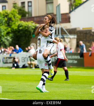 Hetton Centre, Sunderland, UK. 12. Juli 2015. Die FA Super League Frauenfußball, Sunderland gegen Notts County Damen. Jess Clarke feiert den Notts County Damen-Equalizer mit Ellen White gegen Sunderland Ladies FC erzielte. © Aktion Plus Sport/Alamy Live-Nachrichten Stockfoto