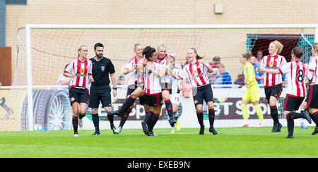 Hetton Centre, Sunderland, UK. 12. Juli 2015. Die FA Super League Frauenfußball, Sunderland gegen Notts County Damen. Sunderland-Verteidiger Hayley Sharp feiert Überschrift Sunderlands Minute Opener in der ersten zweiten Hälfte aus einem Freistoß. © Aktion Plus Sport/Alamy Live-Nachrichten Stockfoto