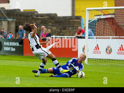 Hetton Centre, Sunderland, UK. 12. Juli 2015. Die FA Super League Frauenfußball, Sunderland gegen Notts County Damen. Jess Clarke ist daran gehindert, ihr zweites Tor für Notts County Damen von Sunderland Ladies FC Torwart Hilde Gunn Olsen © Action Plus Sport/Alamy Live News Stockfoto