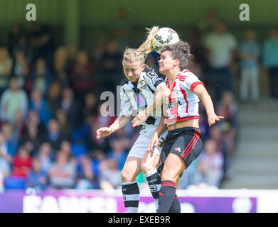 Hetton Centre, Sunderland, UK. 12. Juli 2015. Die FA Super League Frauenfußball, Sunderland gegen Notts County Damen. Notts und England Kapitän Laura Bassett konkurriert für den Ball. © Aktion Plus Sport/Alamy Live-Nachrichten Stockfoto