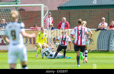 Hetton Centre, Sunderland, UK. 12. Juli 2015. Die FA Super League Frauenfußball, Sunderland gegen Notts County Damen. Notts und England Kapitän Laura Bassett bekommt in einem letzten Graben Block um Sunderlands Beth Mead von scoring zu stoppen. © Aktion Plus Sport/Alamy Live-Nachrichten Stockfoto