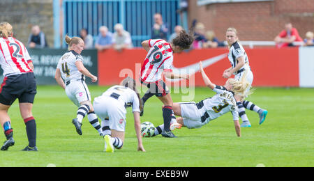 Hetton Centre, Sunderland, UK. 12. Juli 2015. Die FA Super League Frauenfußball, Sunderland gegen Notts County Damen. Notts County und England Links zurück geht Alex Greenwood auf Boden, um den Ball zu klären. © Aktion Plus Sport/Alamy Live-Nachrichten Stockfoto