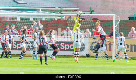 Hetton Centre, Sunderland, UK. 12. Juli 2015. Die FA Super League Frauenfußball, Sunderland gegen Notts County Damen. Grafschaft und England Torhüter Chamberlain Fänge sauber während ihr Debüt für Notts. © Aktion Plus Sport/Alamy Live-Nachrichten Stockfoto