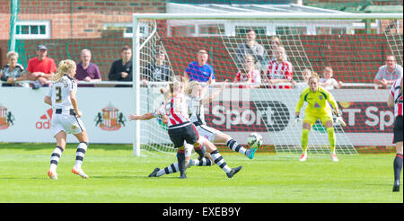 Hetton Centre, Sunderland, UK. 12. Juli 2015. Die FA Super League Frauenfußball, Sunderland gegen Notts County Damen. Beth Mead Brände in Sunderlands Sieger in der 90. Minute mit einem Recht footed Schuss vorbei Chamberlain. © Aktion Plus Sport/Alamy Live-Nachrichten Stockfoto