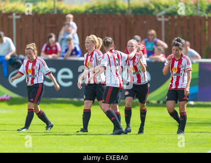 Hetton Centre, Sunderland, UK. 12. Juli 2015. Die FA Super League Frauenfußball, Sunderland gegen Notts County Damen. Beth Mead feiert scoring Sunderlands Sieger in der 90. Minute mit ihren Teamkollegen. © Aktion Plus Sport/Alamy Live-Nachrichten Stockfoto