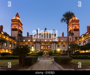 Flagler College einst die Ponce de Leon Hotel bei Dämmerung, St. Augustine, Florida Stockfoto