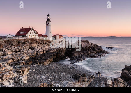 Portland Head Light kurz vor Sonnenaufgang, Cape Elizabeth, Maine Stockfoto