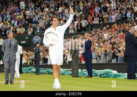 Wimbledon, Großbritannien. 12. Juli 2015. Das Tennisturnier von Wimbledon. Gentlemens-Einzel-Finale zwischen Novak Djokovic (SRB) und Roger Federer (SUI). Runner-up Roger Federer (Sui) winkt der Wimbledon-Masse Credit: Action Plus Sport/Alamy Live News Stockfoto