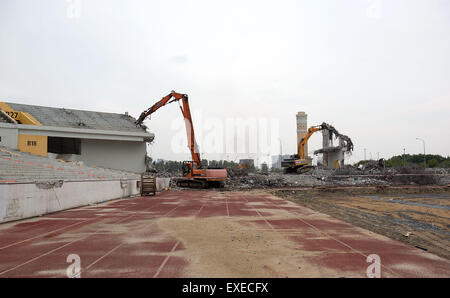 Jekaterinburg. 12. Juli 2015. Foto aufgenommen am 12. Juli 2015 zeigt den Abriss-Prozess im Zentralstadion in Jekaterinburg, Russland. Baujahr 1957, ist dem historischen Zentralstadion im Umbau für den FIFA World Cup Soccer Tournament im Jahr 2018. Das Projekt wird durch eine Kombination aus historischen Mauern und einem integrierten Kern der modernen Arena gebildet. © Li Ming/Xinhua/Alamy Live-Nachrichten Stockfoto