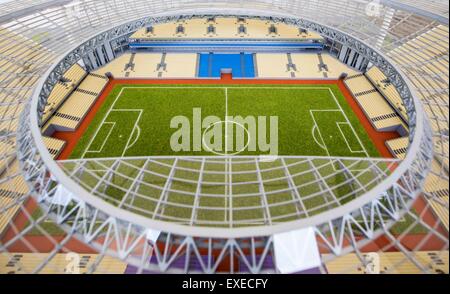 Jekaterinburg. 12. Juli 2015. Foto aufgenommen am 12. Juli 2015 zeigt das Modell des neuen Zentralstadion in Jekaterinburg, Russland. Baujahr 1957, ist dem historischen Zentralstadion im Umbau für den FIFA World Cup Soccer Tournament im Jahr 2018. Das Projekt wird durch eine Kombination aus historischen Mauern und einem integrierten Kern der modernen Arena gebildet. © Li Ming/Xinhua/Alamy Live-Nachrichten Stockfoto