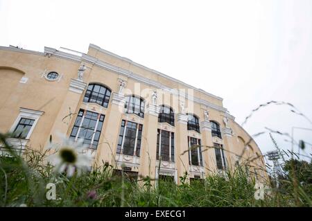 Jekaterinburg. 12. Juli 2015. Foto aufgenommen am 12. Juli 2015 zeigt den Westeingang des Zentralstadion in Jekaterinburg, Russland. Baujahr 1957, ist dem historischen Zentralstadion im Umbau für den FIFA World Cup Soccer Tournament im Jahr 2018. Das Projekt wird durch eine Kombination aus historischen Mauern und einem integrierten Kern der modernen Arena gebildet. © Li Ming/Xinhua/Alamy Live-Nachrichten Stockfoto