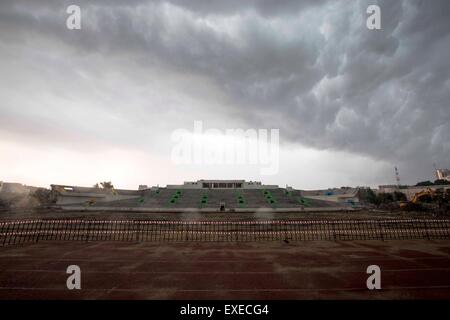 Jekaterinburg. 12. Juli 2015. Foto aufgenommen am 12. Juli 2015 zeigt Ortsbild Rekonstruktion des Zentralstadion in Jekaterinburg, Russland. Baujahr 1957, ist dem historischen Zentralstadion im Umbau für den FIFA World Cup Soccer Tournament im Jahr 2018. Das Projekt wird durch eine Kombination aus historischen Mauern und einem integrierten Kern der modernen Arena gebildet. © Li Ming/Xinhua/Alamy Live-Nachrichten Stockfoto