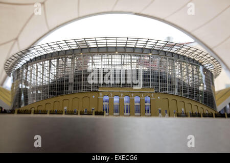 Jekaterinburg. 12. Juli 2015. Foto aufgenommen am 12. Juli 2015 zeigt das Modell des neuen Zentralstadion in Jekaterinburg, Russland. Baujahr 1957, ist dem historischen Zentralstadion im Umbau für den FIFA World Cup Soccer Tournament im Jahr 2018. Das Projekt wird durch eine Kombination aus historischen Mauern und einem integrierten Kern der modernen Arena gebildet. © Li Ming/Xinhua/Alamy Live-Nachrichten Stockfoto