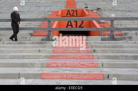 Jekaterinburg. 12. Juli 2015. Foto aufgenommen am 12. Juli 2015 zeigt die Tribüne der Zentralstadion in Jekaterinburg, Russland. Baujahr 1957, ist dem historischen Zentralstadion im Umbau für den FIFA World Cup Soccer Tournament im Jahr 2018. Das Projekt wird durch eine Kombination aus historischen Mauern und einem integrierten Kern der modernen Arena gebildet. © Li Ming/Xinhua/Alamy Live-Nachrichten Stockfoto