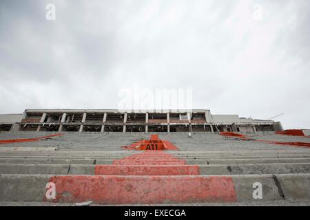 Jekaterinburg. 12. Juli 2015. Foto aufgenommen am 12. Juli 2015 zeigt die Tribüne der Zentralstadion in Jekaterinburg, Russland. Baujahr 1957, ist dem historischen Zentralstadion im Umbau für den FIFA World Cup Soccer Tournament im Jahr 2018. Das Projekt wird durch eine Kombination aus historischen Mauern und einem integrierten Kern der modernen Arena gebildet. © Li Ming/Xinhua/Alamy Live-Nachrichten Stockfoto