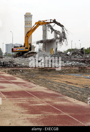 Jekaterinburg. 12. Juli 2015. Foto aufgenommen am 12. Juli 2015 zeigt den Abriss-Prozess im Zentralstadion in Jekaterinburg, Russland. Baujahr 1957, ist dem historischen Zentralstadion im Umbau für den FIFA World Cup Soccer Tournament im Jahr 2018. Das Projekt wird durch eine Kombination aus historischen Mauern und einem integrierten Kern der modernen Arena gebildet. © Li Ming/Xinhua/Alamy Live-Nachrichten Stockfoto