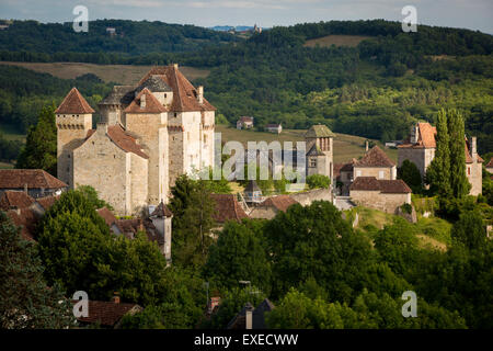 Abendsonne über Château des Plas und mittelalterlichen Stadt Curemonte, in der alten Abteilung des Limousin, Correze, Frankreich Stockfoto