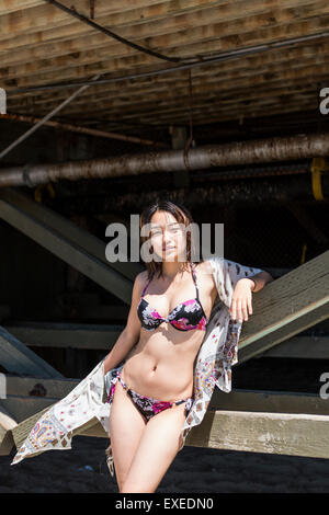 Model, Bikini, asiatisch, Strand, Sand, Pier Frau, Badeanzug Stockfoto