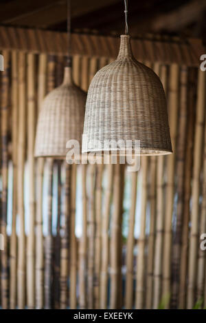 Stroh Lampenschirm und Bambus tropischen exotischen Innenarchitektur Stockfoto