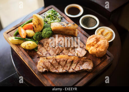 gebratenes Rindfleisch und Gemüse klassisches traditionelles englisches britische Essen Stockfoto