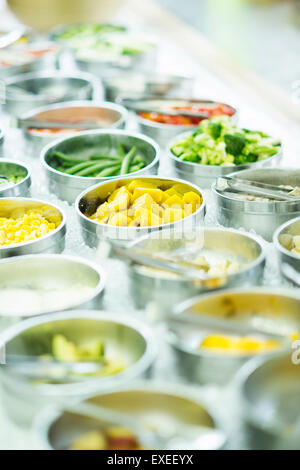 geschnittene Gemüse im Salat-Bar anzeigen Stockfoto