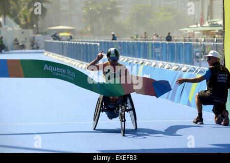 Rio De Janeiro, Brasilien. 1. August 2015. Ein Sportler nimmt Teil während der Welt-Paratriathlon-Veranstaltung in Vorbereitung auf die Paralympischen Spiele von Rio 2016 in Copacabana Strand in Rio De Janeiro, Brasilien, am 1. August 2015. Der berühmte Strand von Copacabana in Rio De Janeiro erhält an diesem Wochenende das Weltereignis Paratriathlon und der World Triathlon, die Teil des Kalenders des Aquece Rio (Warm Up Rio), wie es heißt die Serie von Veranstaltungen vor der Olympischen und Paralympischen Spiele von Rio 2016 zu testen. Bildnachweis: Adriano Ishibashi/Rahmen/Estadao Conteudo/AGENCIA ESTADO/Xinhua/Alamy Live-Nachrichten Stockfoto