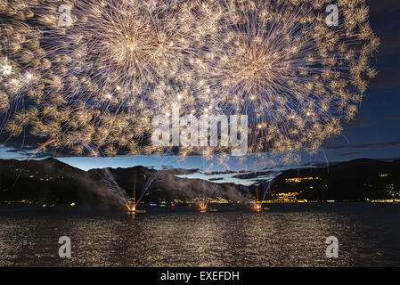 Am Seeufer Luino, Feuerwerk am Lago Maggiore, Lombardei - Italien Stockfoto