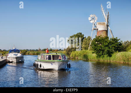 Cruiser in der Nähe von Turf Moor Windmühle auf den Norfolk Broads, Norfolk, England Stockfoto