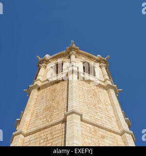 Bell Tower von Esglesia de Sant Joan Baptista mit traditionellen Dächern und Mauerwerk in Alcala de Xivert Dorf in Spanien Stockfoto