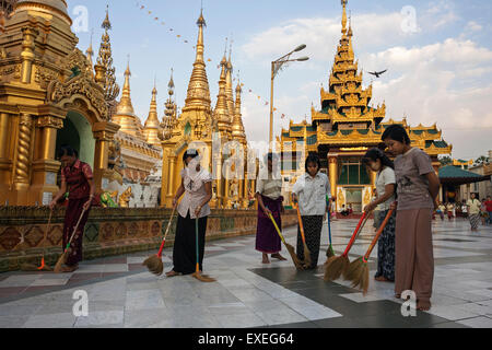 Frauen fegen den Boden an der Stelle von der Shwedagon-Pagode in Yangon, Myanmar Stockfoto