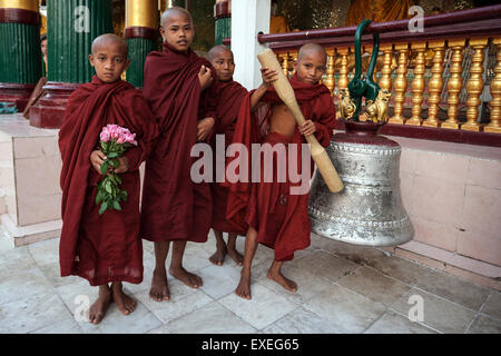 Mönche, Novizen, mit einer Glocke, Shwedagon-Pagode, Yangon, Myanmar Stockfoto