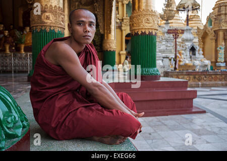 Buddhistischer Mönch, Shwedagon-Pagode, Yangon, Myanmar Stockfoto